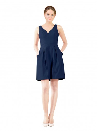 Dunkelmarine A-Linien V-Ausschnitt Knielang Satin Kurze Brautjungfernkleider / Cocktailkleider / Heimkehr Kleider Online
