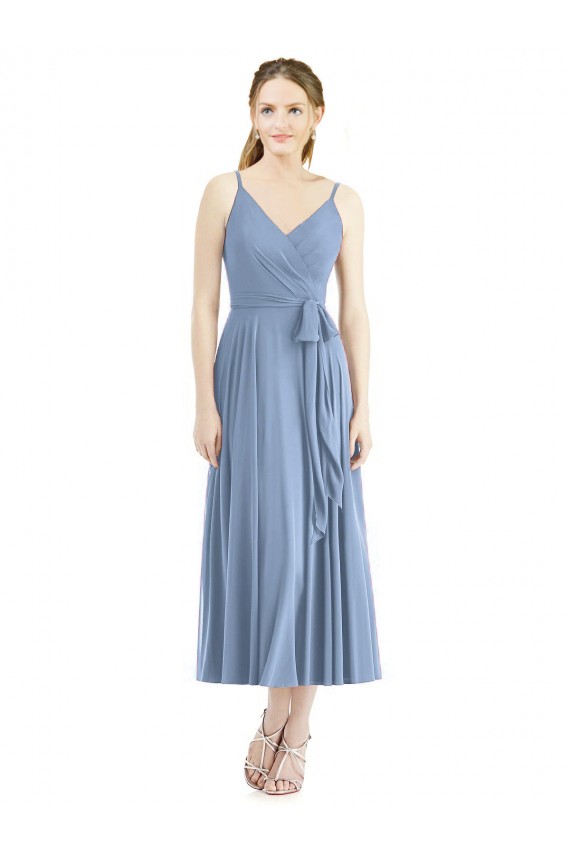 Staubiges Blau A-Linien Spaghetti-Träger Wadenlang Chiffon Kurze Brautjungfernkleider Online