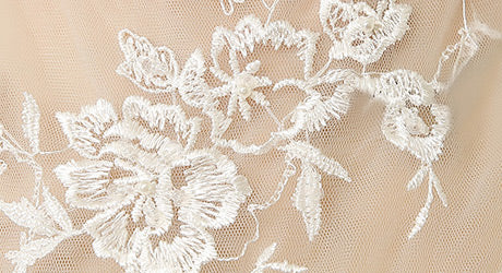 Zarte Stickerei | Shop Brautkleider